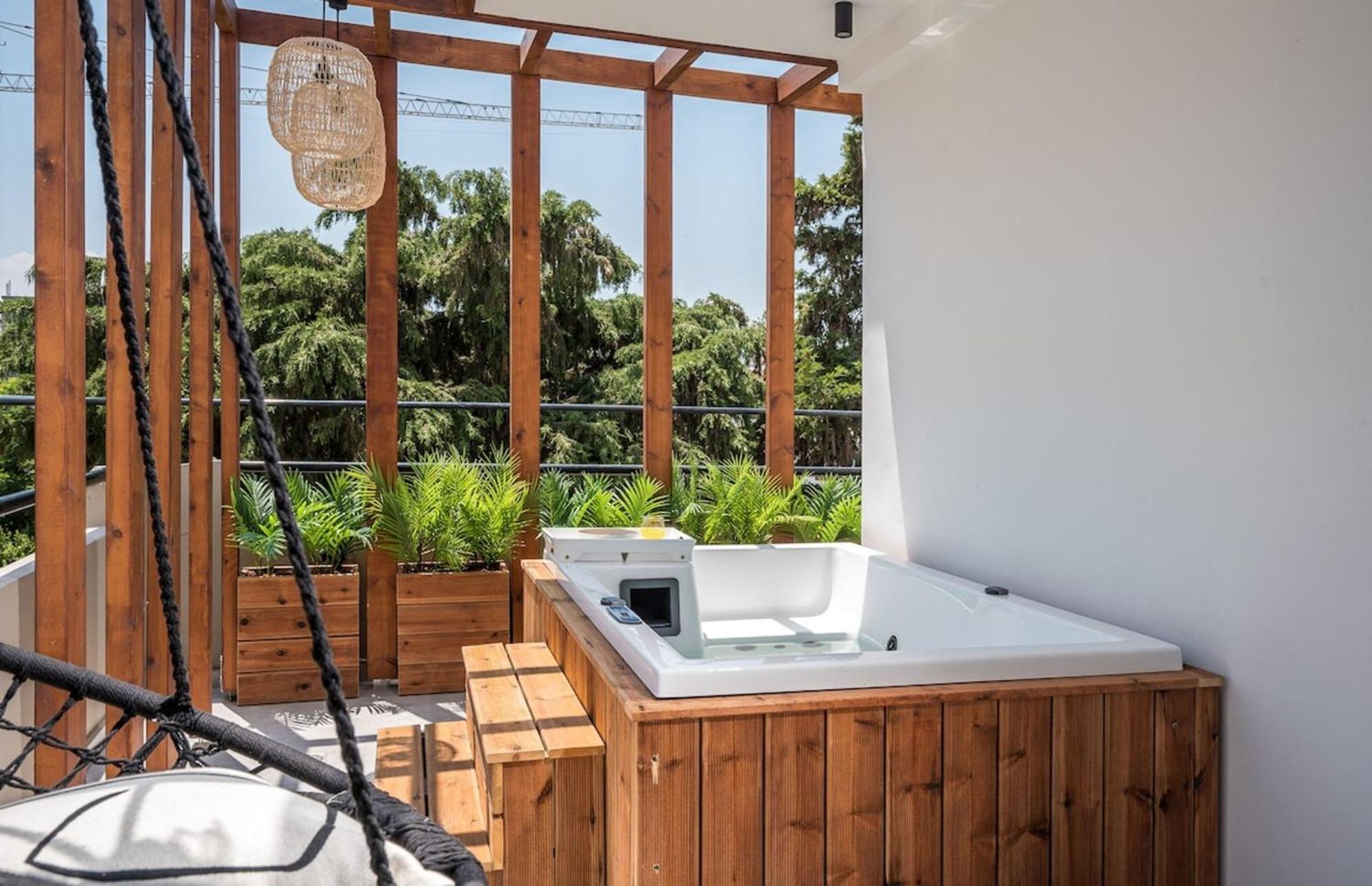 Euphoria Junior With Jacuzzi By Senaon Urban Living Апартаменты