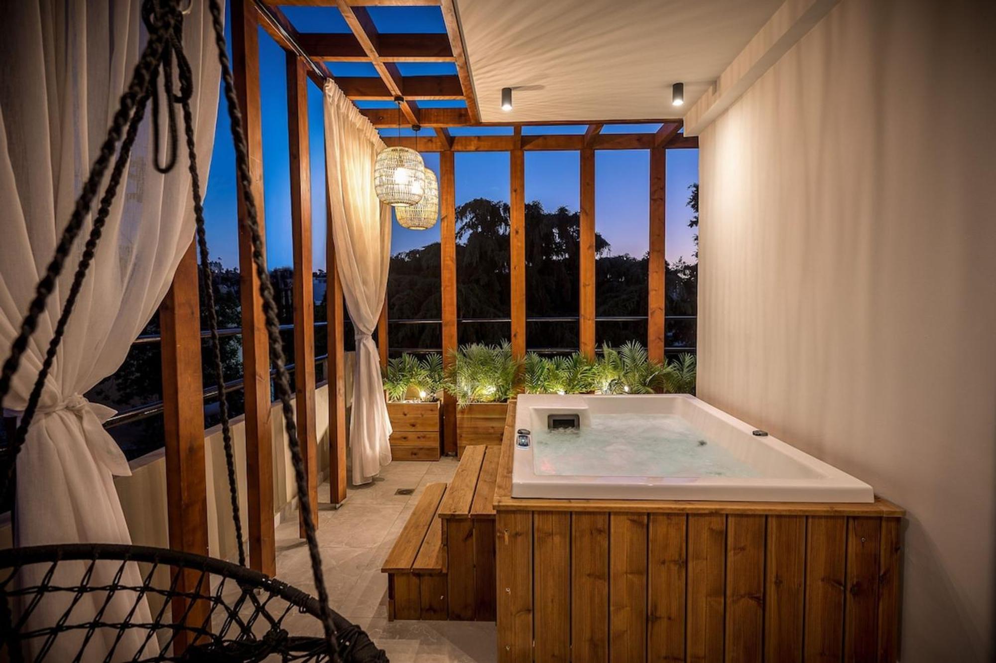 Euphoria Junior With Jacuzzi By Senaon Urban Living Ираклион